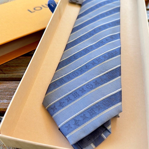🎁HOLIDAY 25’🎁🔥🆕💯ICONIC LOUIS VUITTON KNIGHT CHARMS STRIPES MONOGRAM TIE🔥 - Picture 7 of 17